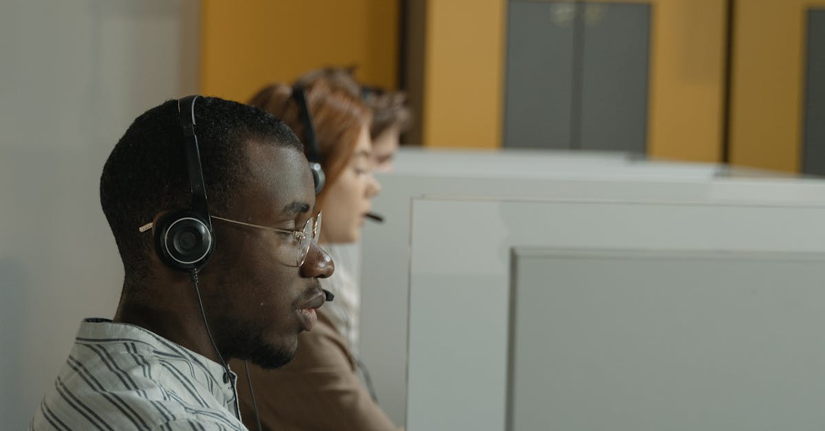 découvrez le rôle essentiel d'un spécialiste de centre d'appels, expert dans la gestion des communications client, l'amélioration de la satisfaction et l'optimisation des processus. apprenez comment ces professionnels contribuent au succès des entreprises grâce à une écoute active, une résolution de problèmes efficace et un engagement envers l'excellence du service.