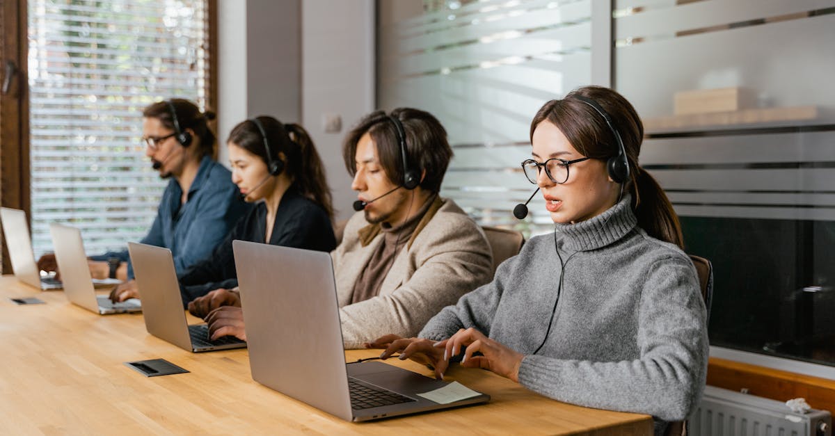 découvrez le rôle essentiel d'un coordinateur de hotline : garant de la qualité du service client, il assure une communication efficace entre les équipes et les clients, tout en gérant les situations d'urgence et en optimisant les processus pour un soutien rapide et adéquat.