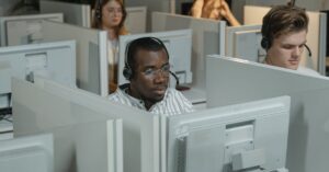 découvrez le rôle essentiel du coordinateur de hotline, garant de la qualité du support client et de la gestion efficace des appels, assurant une communication fluide et un service rapide pour résoudre vos besoins.